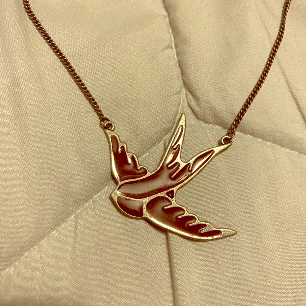Bird pendant necklace